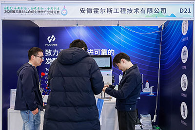 jiuyoucom团队与客户交流 jiuyoucom团队与客户交流